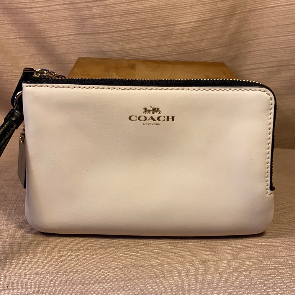 NWOT Coach double compartment wristlet w/charm